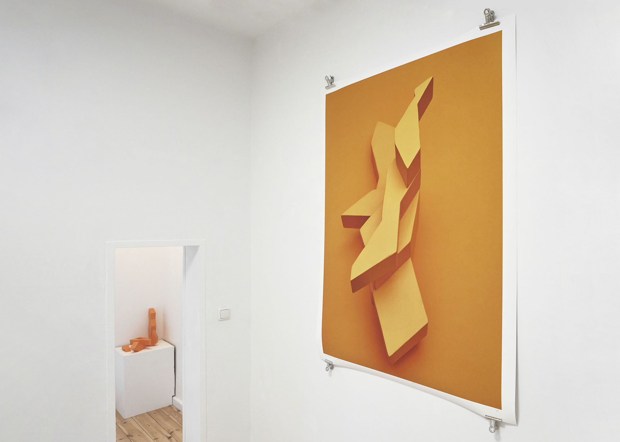 installation view of forms exhibition at kunst im quartier, hamburg, october 2023, featuring a large-scale photographic work by vianca reinig alongside geometric wall-based works and a sculptural element.