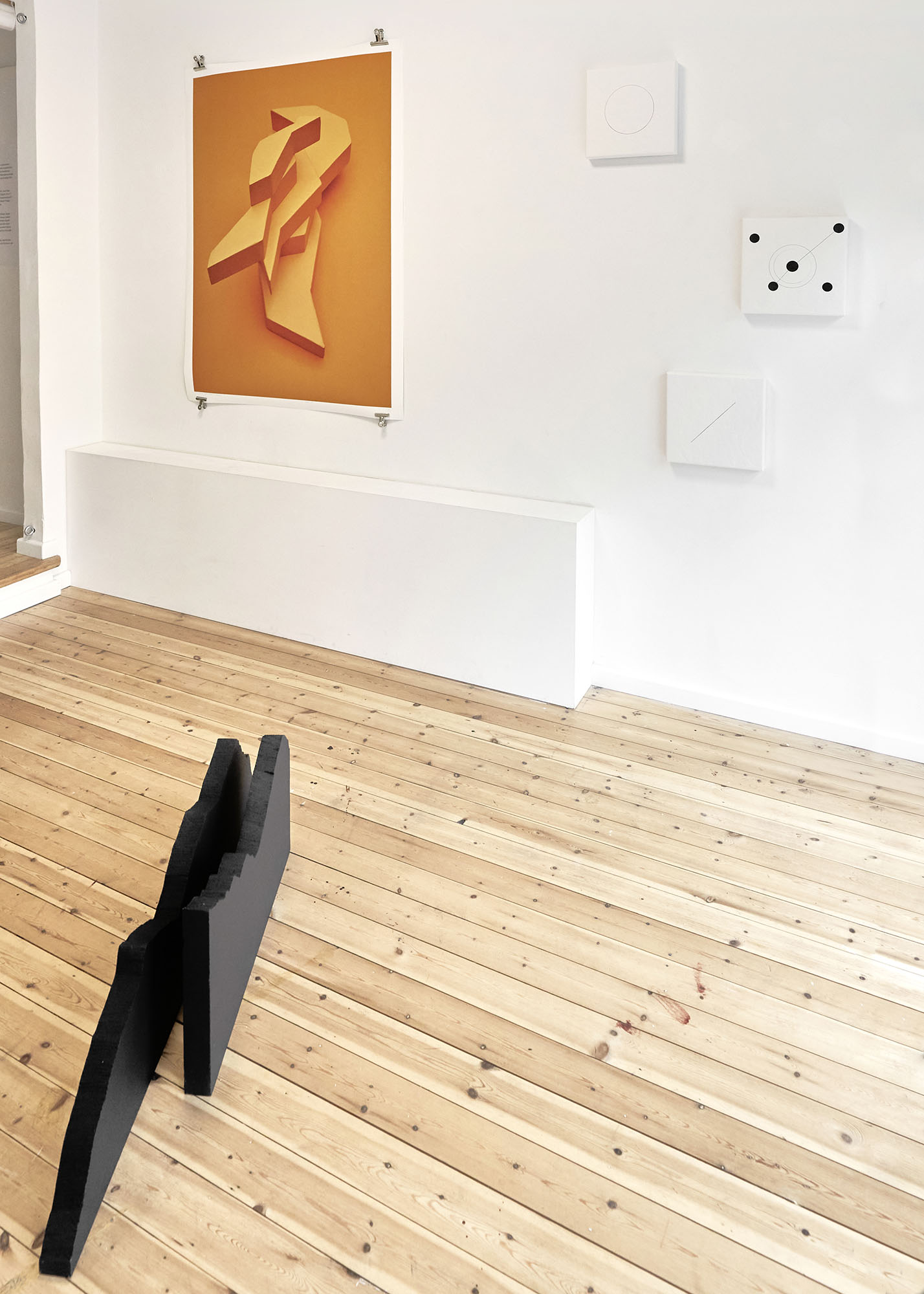 installation view of forms exhibition at kunst im quartier, hamburg, october 2023, featuring a large-scale photographic work by vianca reinig alongside geometric wall-based works and a sculptural element.