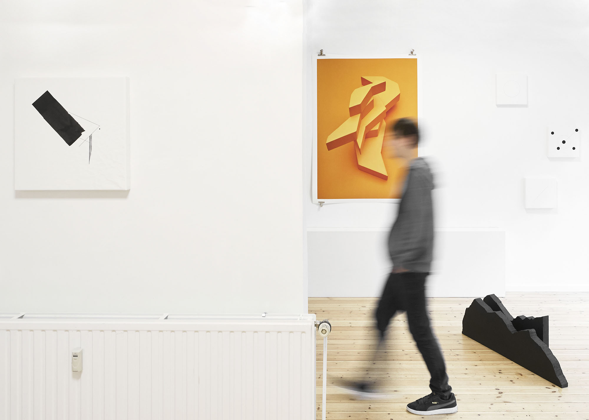 installation view of forms exhibition at kunst im quartier, hamburg, october 2023, featuring a large-scale photographic work by vianca reinig alongside geometric wall-based works and a sculptural element.
